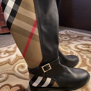 Burberry boots new with out tags